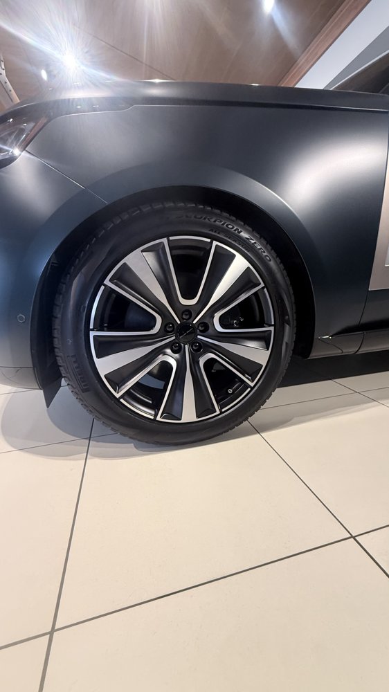 Range Rover two-tone wheel before tracing