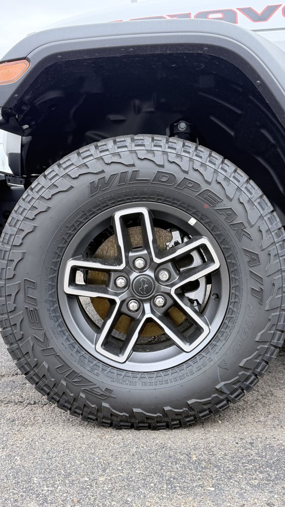 Jeep 5-spoke wheel before tracing