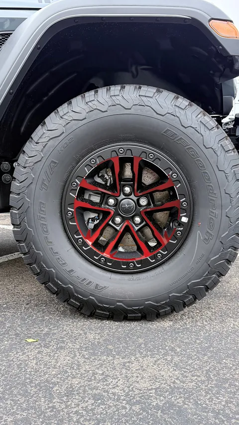 Jeep Wrangler Willys: Candy Red: Candy Red faces