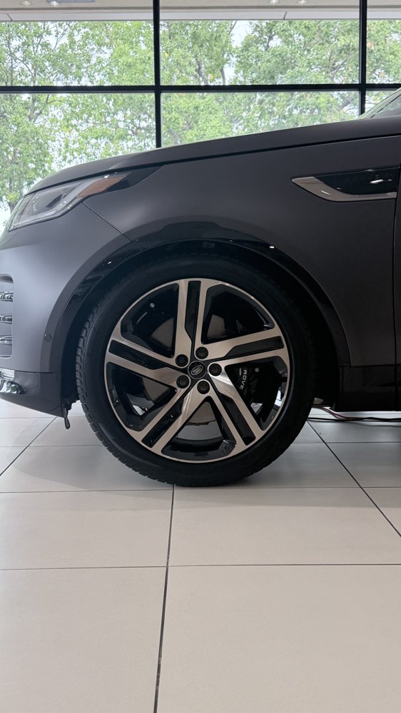 Range Rover wheel before tracing