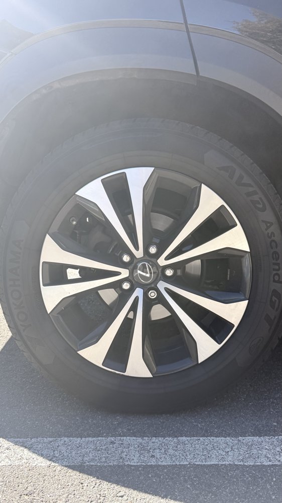 Lexus split 5-spoke wheel before tracing